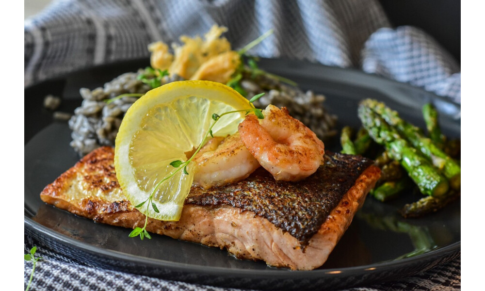 Dieta wysokobiałkowa – poznaj korzyści i zagrożenia wynikające z jej stosowania