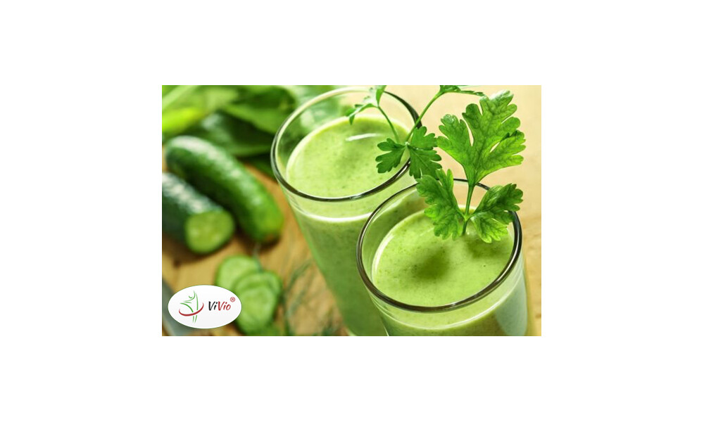 Zielony koktajl ze szpinakiem, bananem,  jabłkiem, pomarańczą, cytryną i imbirem