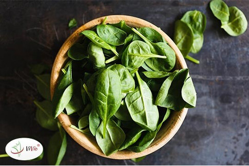 Jak przyrządzić świeży szpinak? Właściwości szpinaku i TANIE DANIE W MNIEJ NIŻ 30 MIN!